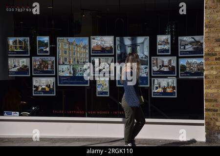 London, Großbritannien. 10. August 2023. Eine Frau geht an einer Immobilienagentur in London vorbei, als Halifax ankündigt, dass sie die Hypothekenzinsen senkt. Kredit: Vuk Valcic/Alamy Live News Stockfoto