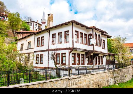 Traditionelles altes Haus im Goynuk-Bezirk Bolu, Türkei. Wunderschönes historisches Haus. Stockfoto