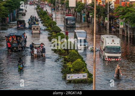 Die Klimakrise. Die Bewohner Bangkoks flüchten am Montag, den 31. Oktober 2011, auf der Phahon Yothin Road, Bangkok, Thailand vor Überschwemmungen. © Kraig lieb Stockfoto