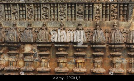 Schnitzereien von antiken Geschichten und Kirtimukha auf dem antiken Shri Tarakeshwara Swami Tempel Mandapa, Hangal, Haveri, Karnataka, Indien Stockfoto