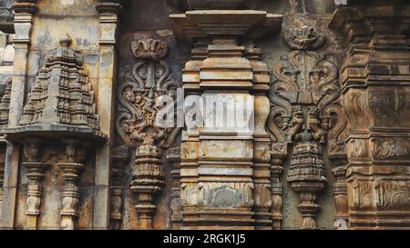 Krieger mit Löwen auf dem antiken Shri Tarakeshwara Swami Tempel Mandapa, Haveri, Karnataka, Indien Stockfoto