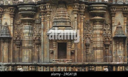 Schnitzereien auf dem antiken Shri Tarakeshwara Swami Tempel Mandapa, Hangal, Haveri, Karnataka, Indien Stockfoto