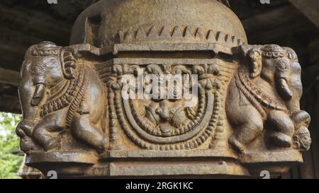 Skulptur der Löwen und Kirtimukha auf dem antiken Shri Tarakeshwara Swami Tempel Mandapa, Hangal, Haveri, Karnataka, Indien Stockfoto