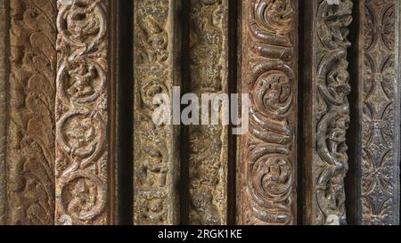 Antike Schnitzereien am Eingang des antiken Shri Tarakeshwara Swami Temple Mandapa, Hangal, Haveri, Karnataka, Indien Stockfoto