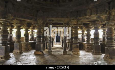 Säulen von Mandapa im antiken Shri Tarakeshwara Swami Tempel, Hangal, Haveri, Karnataka, Indien Stockfoto