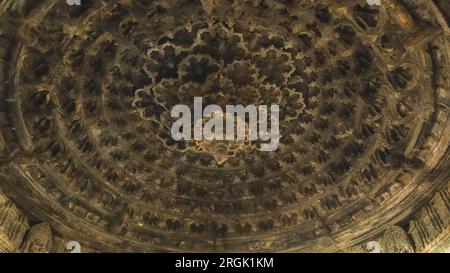 Stone Lotus Design in der Mandapa des antiken Shri Tarakeshwara Swami Tempels, Hangal, Haveri, Karnataka, Indien Stockfoto