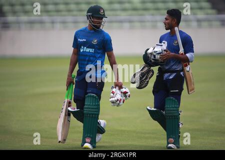 Nazmul Hasan Shanto (L) und Tanzid Hasan Tamim (R) während der Bangladesch National Cricketspieler üben im Sher-e-Bangla National Crick Stockfoto