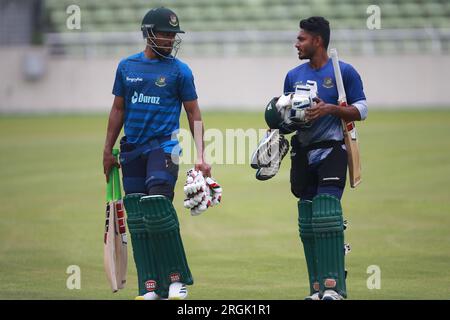 Nazmul Hasan Shanto (L) und Tanzid Hasan Tamim (R) während der Bangladesch National Cricketspieler üben im Sher-e-Bangla National Crick Stockfoto