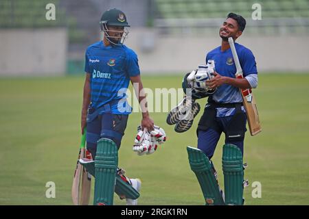 Nazmul Hasan Shanto (L) und Tanzid Hasan Tamim (R) während der Bangladesch National Cricketspieler üben im Sher-e-Bangla National Crick Stockfoto