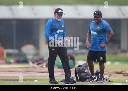 Rangana Hirath (R), Spin Bowling Coach und Cheftrainer Chandika Hathurusingha (L) während des , Bangladeshi National Cricketers nehmen Übungssitzung A Teil Stockfoto