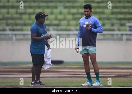 Rangana Hirath, Spin Bowling Coach spricht mit Soumya Sarkar (R) während die Bangladesch National Cricketspieler an der Übungssitzung in Sher-e-Bangla Na teilnehmen Stockfoto