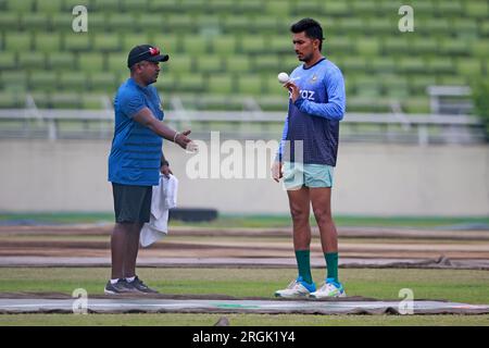 Rangana Hirath, Spin Bowling Coach spricht mit Soumya Sarkar (R) während die Bangladesch National Cricketspieler an der Übungssitzung in Sher-e-Bangla Na teilnehmen Stockfoto