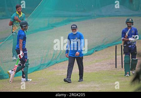 Cheftrainer Chandika Hathurusingh (M) und Tanzid Hasan Tamim (R) und Nazmul Hossain Shanto (L) während der Zeit der nationalen Kricketspieler von Bangladesch A Stockfoto