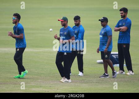 Von links: Afif Hossain, Mahmudul Hasan Joy, Shamim Patoary, Spiun Bowling Coach Rangana Herath und Saif Hasan während der Bangladesch National Crickete Stockfoto