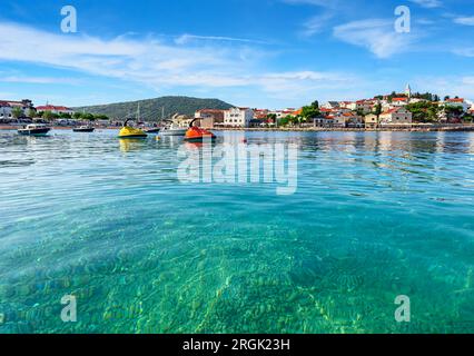 Kleiner Hafen in der Stadt Primosten, Kroatien. Stockfoto