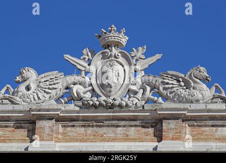 Details über dem Rathaus oder dem Comune-Gebäude auf der Piazza G. Leopardi im Zentrum der historischen Stadt Recanati in Italien, Heimat des berühmten Dichters Stockfoto