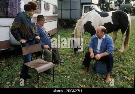 Stow on the Wold Gypsy Horse Fair 1990er UK. Zigeunerfamilie vor ihrem Wohnwagen mit einem winzigen, traditionellen Zigeunerpferd. Die jährliche Messe stammt aus dem Jahr 1476, als eine Charta erteilt wurde. Stow on the Wold, die Cotswolds, Gloucestershire, England, circa Oktober 1995. HOMER SYKES. Stockfoto