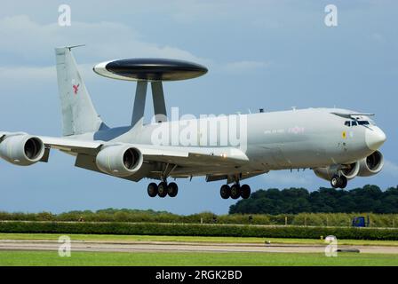 Royal Air Force, RAF, Boeing E-3 Sentry AWACS Landung bei RAF Waddington, Großbritannien. Airborne Early Warning and Control (AEW&C) Düsenflugzeug mit Schüssel Stockfoto