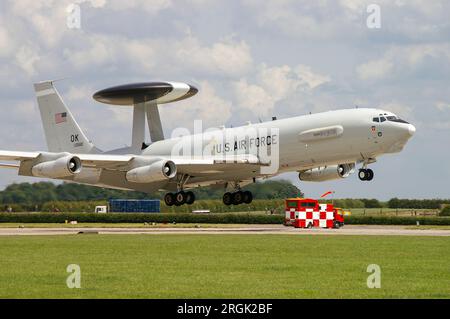 US Air Force Boeing E-3B Sentry AWACS Landung bei RAF Waddington. Airborne Early Warning and Control (AEW&C)-Düsenflugzeuge auf der Grundlage von 707 Stockfoto