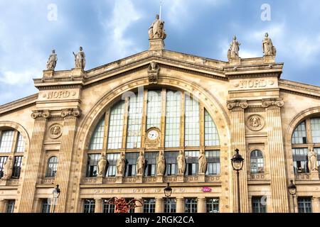 Klassische Fassade des Bahnhofs Gare du Nord, fertiggestellt im Jahr 1864 - Paris, Frankreich. Stockfoto