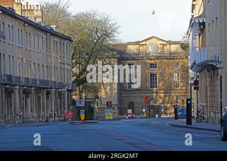 Beaumont Street Oxford, England, Heimat des Randolf Hotel, Ashmolean Museum & Oxford Playhouse mit Worcester College am Ende der Pride-Flagge Stockfoto