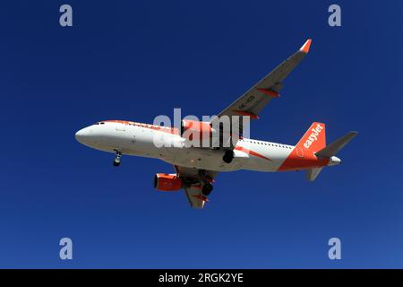 Porto, Portugal - 05. August 2023: Landung des Airbus A320-200 OE-ICD easyJet bei OPO, Francisco Sá Carneiro Airport Stockfoto