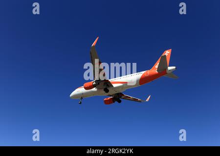 Porto, Portugal - 05. August 2023: Landung des Airbus A320-200 OE-ICD easyJet bei OPO, Francisco Sá Carneiro Airport Stockfoto