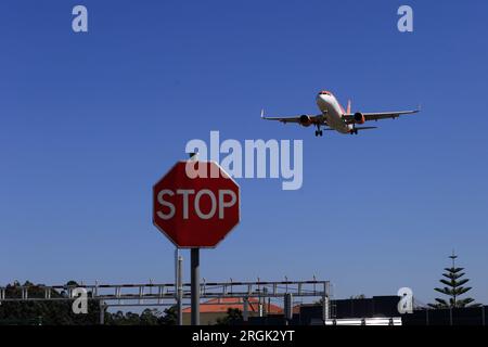 Porto, Portugal - 05. August 2023: Landung des Airbus A320-200 OE-ICD easyJet bei OPO, Francisco Sá Carneiro Airport Stockfoto