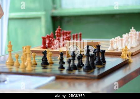 Schachspiele werden in der Parsons Street in Banbury aufgebaut und warten auf Spieler. Stockfoto