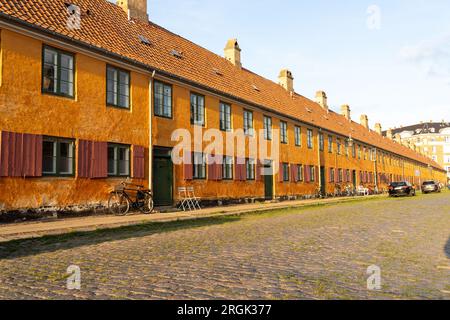 Bunte alte Mauer mit Fahrrad Stockfoto
