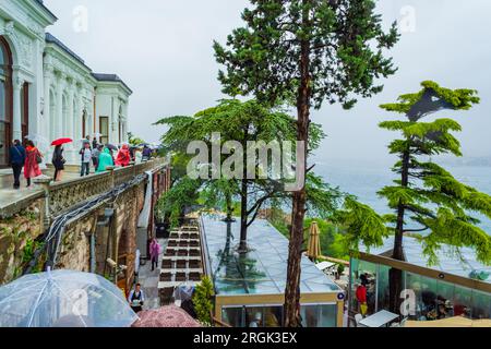 Eroberer-Pavillon oder Eroberer-Kiosk des Topkapi-Palastes auf einer Terrasse über dem Garten, erbaut auf der Spitze der Landzunge auf einer Klippe Stockfoto