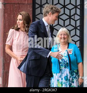 Catherine, die Prinzessin von Wales, mit Tristam Hunt, Direktor der V&A, eröffnet The Young V&A in Bethnal Green, London Stockfoto