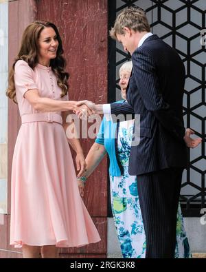 Catherine, die Prinzessin von Wales, mit Tristam Hunt, Direktor der V&A, eröffnet The Young V&A in Bethnal Green, London Stockfoto