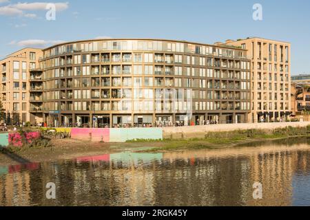 Die Themse mit Blick auf die Riverside Studios, Queen Caroline Street, Hammersmith, London, W6, England, Großbritannien Stockfoto