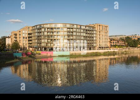 Die Themse mit Blick auf die Riverside Studios, Queen Caroline Street, Hammersmith, London, W6, England, Großbritannien Stockfoto