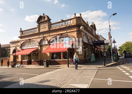 Das Äußere der Barons Court U-Bahnstation von Harry Wharton Ford, Gliddon Road, London, England, Großbritannien Stockfoto