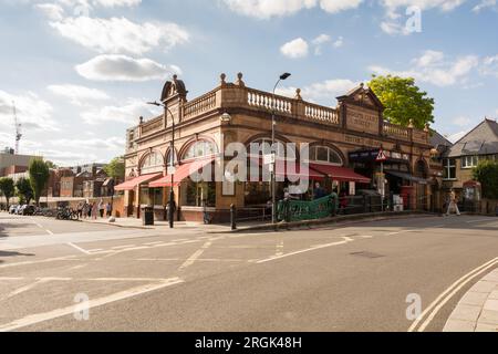 Das Äußere der Barons Court U-Bahnstation von Harry Wharton Ford, Gliddon Road, London, England, Großbritannien Stockfoto