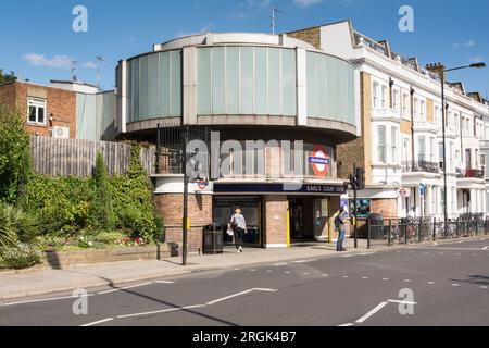 Der Hintereingang zur U-Bahn-Station Earl's Court London auf der Warwick Road, Südwesten von London, England, Großbritannien Stockfoto