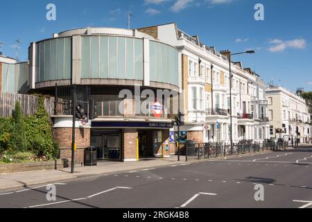 Der Hintereingang zur U-Bahn-Station Earl's Court London auf der Warwick Road, Südwesten von London, England, Großbritannien Stockfoto