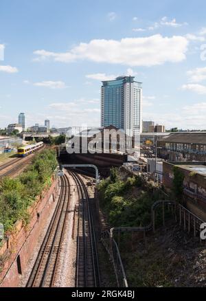 Unterirdische und überirdische Bahnlinien rund um das Empress State Building, Empress Approach, West Brompton, London, SW6, England, Großbritannien Stockfoto