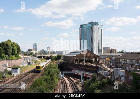 Unterirdische und überirdische Bahnlinien rund um das Empress State Building, Empress Approach, West Brompton, London, SW6, England, Großbritannien Stockfoto