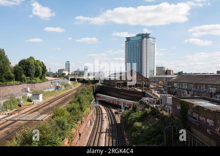 Unterirdische und überirdische Bahnlinien rund um das Empress State Building, Empress Approach, West Brompton, London, SW6, England, Großbritannien Stockfoto