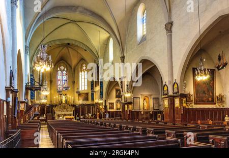 Cannes, Frankreich - 31. Juli 2022: Hauptschiff und Presbyterie der Eglise Notre Dame d'Esperance Our Lady Kirche in der historischen Burghügel-Altstadt von Cannes Stockfoto