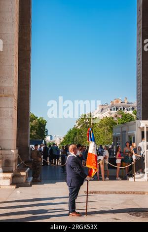 Mann mit französischer Flagge am Obelisken-Denkmal Stockfoto