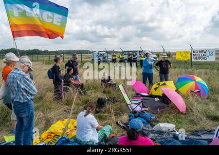 Volkel, Niederlande, 09.08.2023, Friedens- und Klimaaktivisten während Protestaktionen gegen Atomwaffen auf dem niederländischen Militärstützpunkt Stockfoto