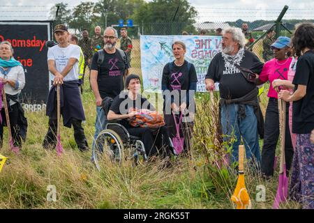 Volkel, Niederlande, 09.08.2023, Friedens- und Klimaaktivisten während Protestaktionen gegen Atomwaffen auf dem niederländischen Militärstützpunkt Stockfoto