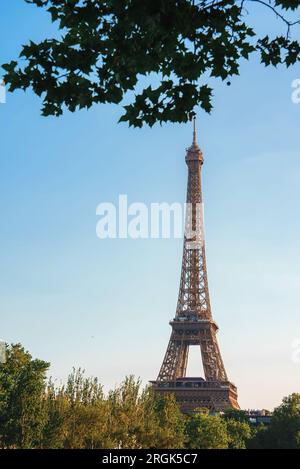 Eiffelturm bei Sonnenuntergang in Paris Stockfoto