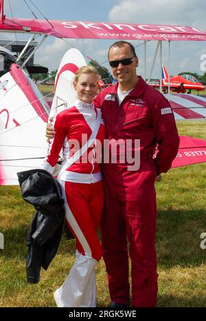 AeroSuperBatics Ltd. Die britischen Mitglieder Stella Guilding und Dave Barrell bei der Biggin Hill Airshow Stockfoto