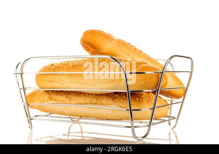 Drei duftende Brötchen in einem Korb, Nahaufnahme, isoliert auf Weiß. Stockfoto