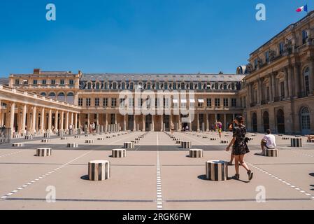 Schloss von Versailles im Innenhof bei Sonnenlicht Stockfoto